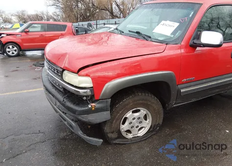 2000 Chevrolet Silverado 1500 Ls z USA, uszkodzony, nr VIN 1GCEK19T2YE200833
